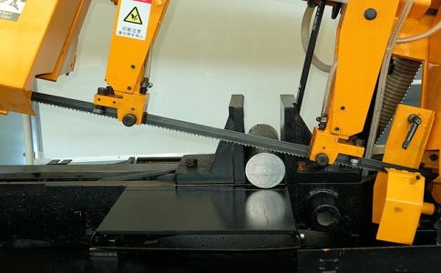 镇远数控带锯床自动送料精度会出现偏差吗？